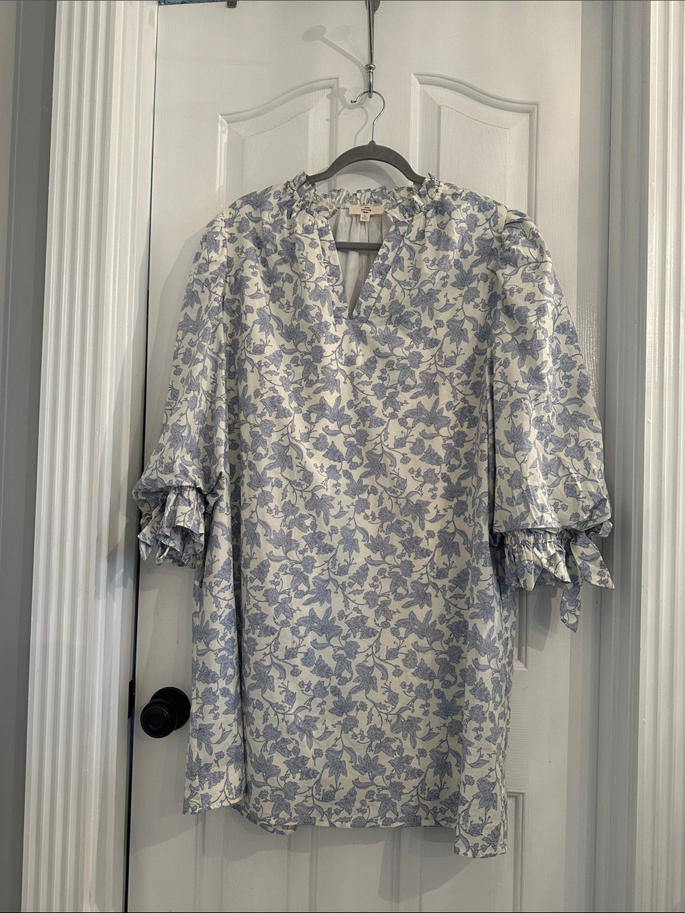 NWOT entro White Tunic with Light Blue Floral Print and Puff Sleeves